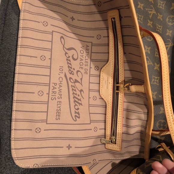 Louis Vuitton Monogram Canvas Tote in Brown with Tan Trim - Picture 5 of 10